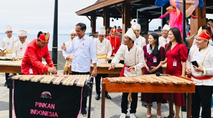 Alunan Musik Kolintang Sambut Presiden Jokowi di Pantai Malalayang