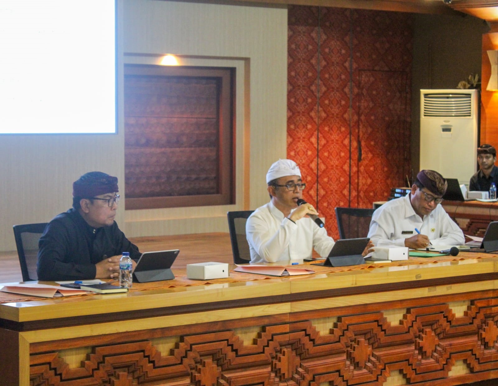 Walikota Jaya Negara Pimpinan Rapat Kordinasi dengan, Seluruh Pimpinan OPD dan Perumda Evaluasi Program di berbagai bidang 