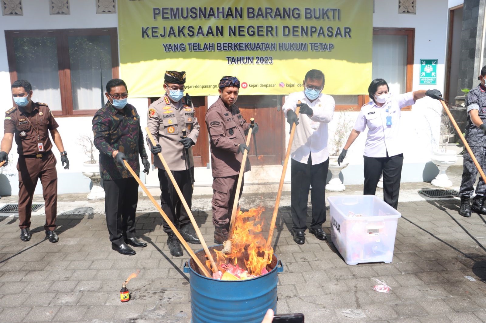 Sekda Alit Wiradana Hadiri Pemusnahan Barang Bukti Pidana di Kejari Denpasar