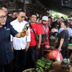 Walikota Jaya Negara Dampingi   Mendag, Zulkifli Hasan  Pantau   Stabilitas   Harga   Bahan Pokok  di Pasar Kereneng, Denpasar-Bali