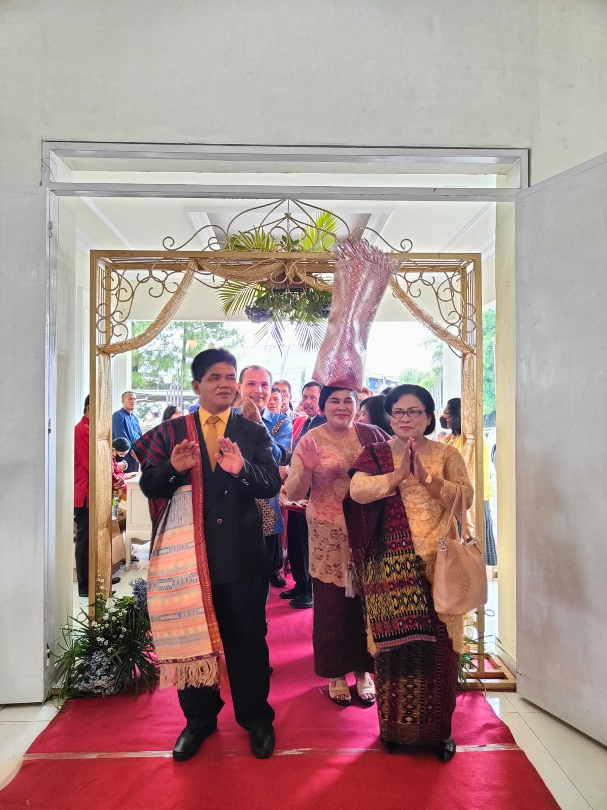 Budaya Batak Penuh Makna : Pemberian Ulos dan Ikan Mas, dan Doa Tulangnya dari Mandailing Natal ke Pesta Pernikahan Berenya di Bogor