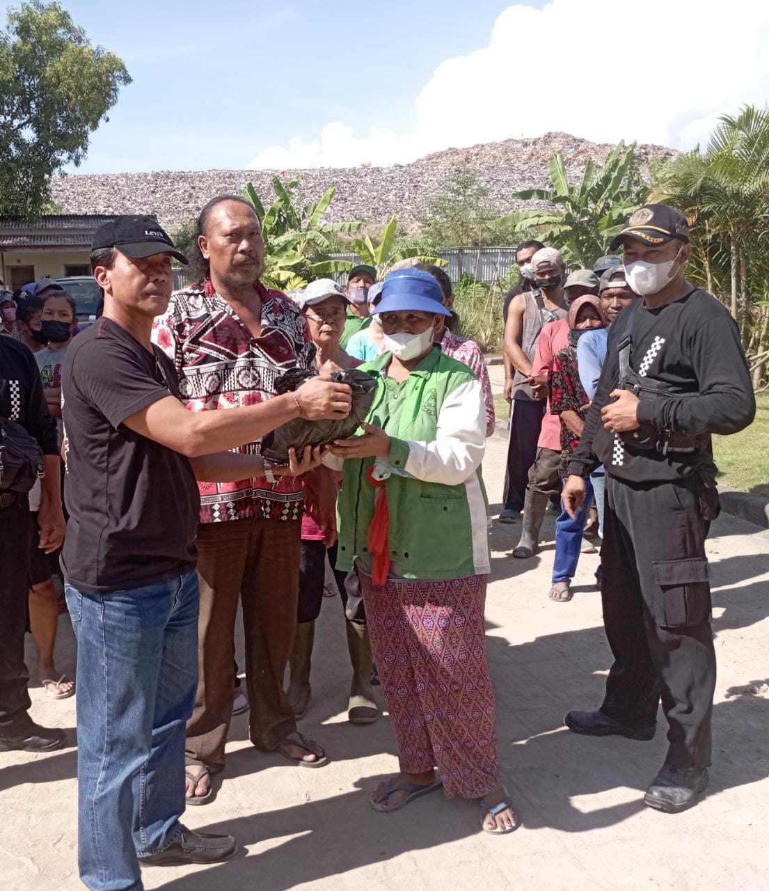 Ditintelkam Polda Bali Berikan Bingkisan Sembako ke TPA Suwung