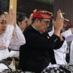 Bupati Tabanan I Komang  Gede Sanjaya  Pimpin Sembahyang Sradha Bhakti Penganyar di Pura Besakih