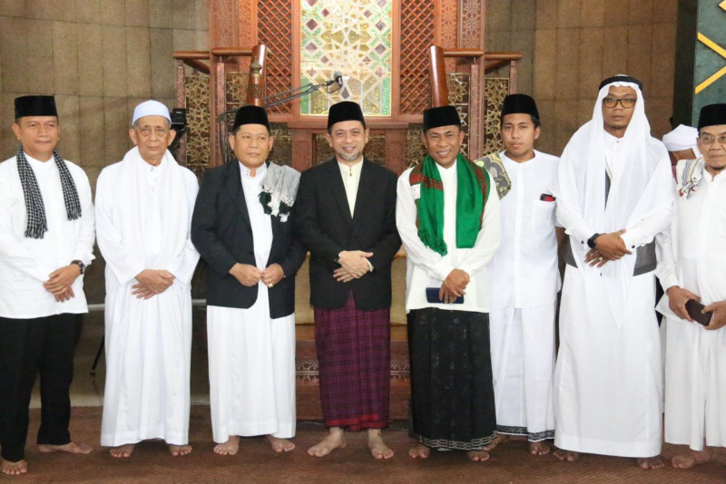 H.Hadi  Mulyadi Wagub  Kaltim ,    Khutbah  Idul  di  Masjid  Baitul  Muttaqien