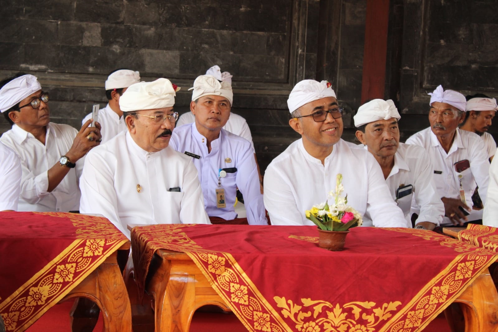 Walikota Denpasar Jaya Negara hadiri prosesi Nebas dan Mintelin Pelawatan Ida Bhatara Sesuhunan Pura Maha Widya Mandira UNHI Denpasar.