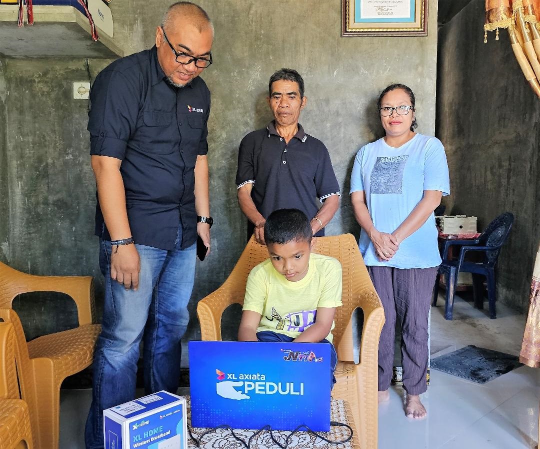 Terus Dukung Dunia Pendidikan, XL Axiata Berikan Laptop dan Paket Internet Kepada Nono Juara Kompetisi Matematika