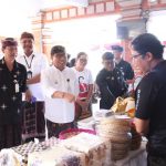 Wawali Arya Wibawa Tinjau Pelaksanaan Operasi Pasar Murah di Banjar Tampakgangsul.