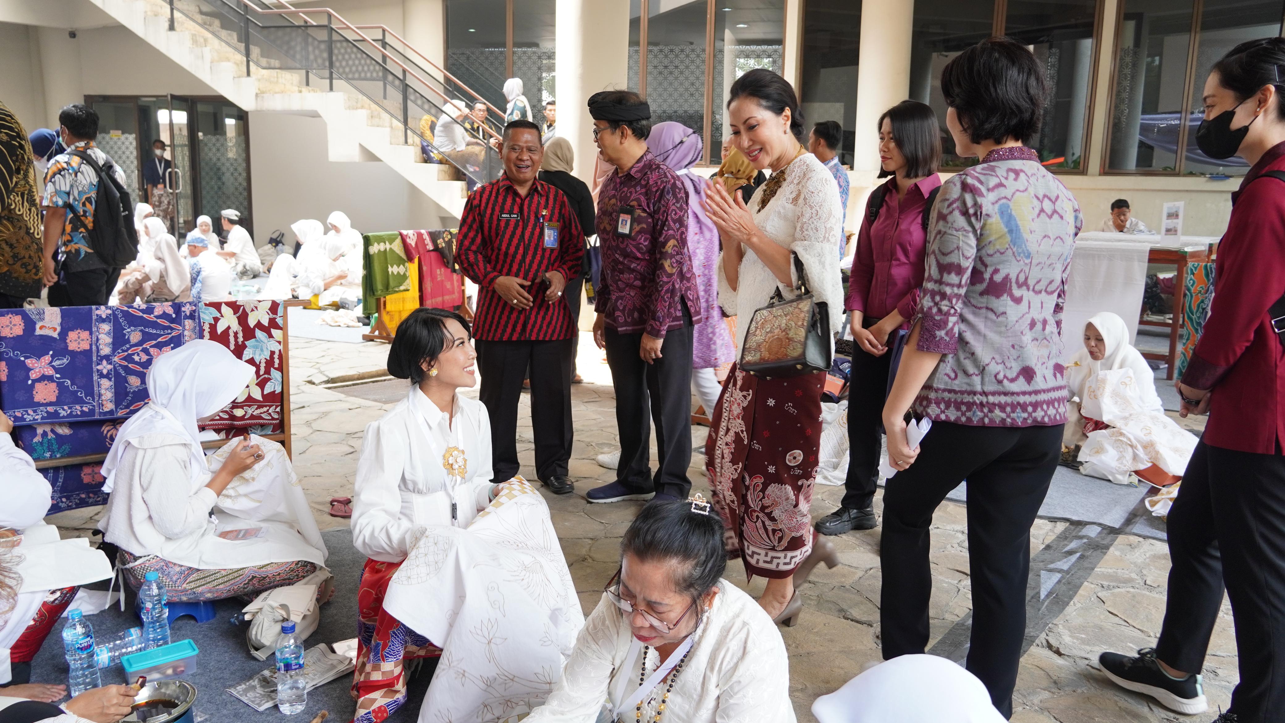Ny. Mahendra Jaya Mencoba Seni Membatik Ditengah Gelaran Hari Batik Nasional 2023