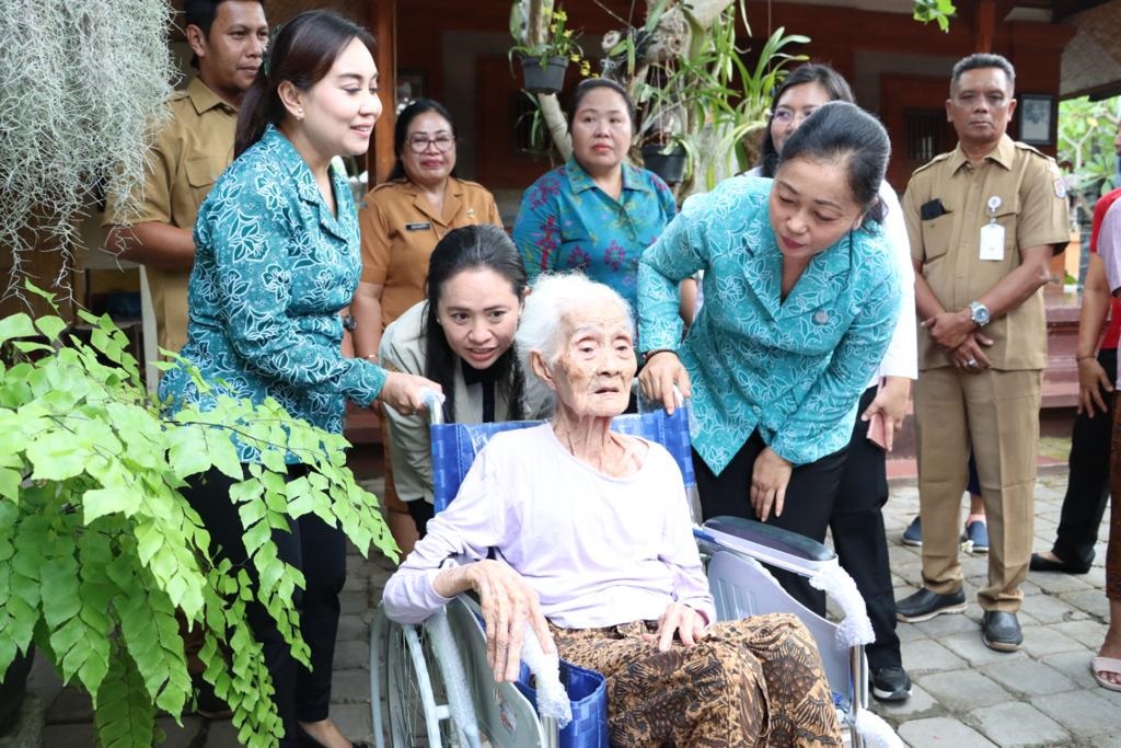 Ny. Sagung Antari Jaya Negara Salurkan Bantuan Kursi Roda CSR BPJS Kesehatan Kepada Warga Dentim