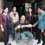 Ketua KKKS Ny. Antari Jaya Negara Serahkan Bantuan Kursi Roda