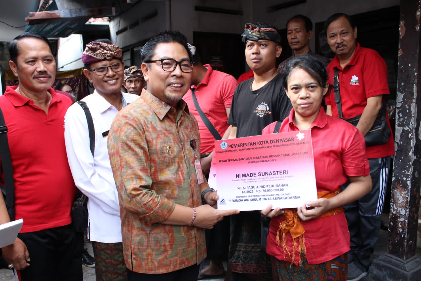 Diserahkan Walikota Jaya Negara dan Wawali Arya Wibawa, 16 Warga Terima Bantuan Perbaikan Rumah Tidak Layak Huni