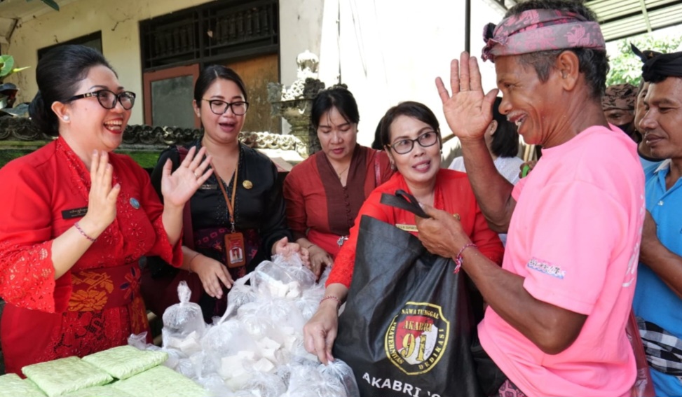 Peduli Sesama, Ny. Rai Wahyuni Sanjaya Lanjutkan Aksi Sosial di Kecamatan Kerambitan