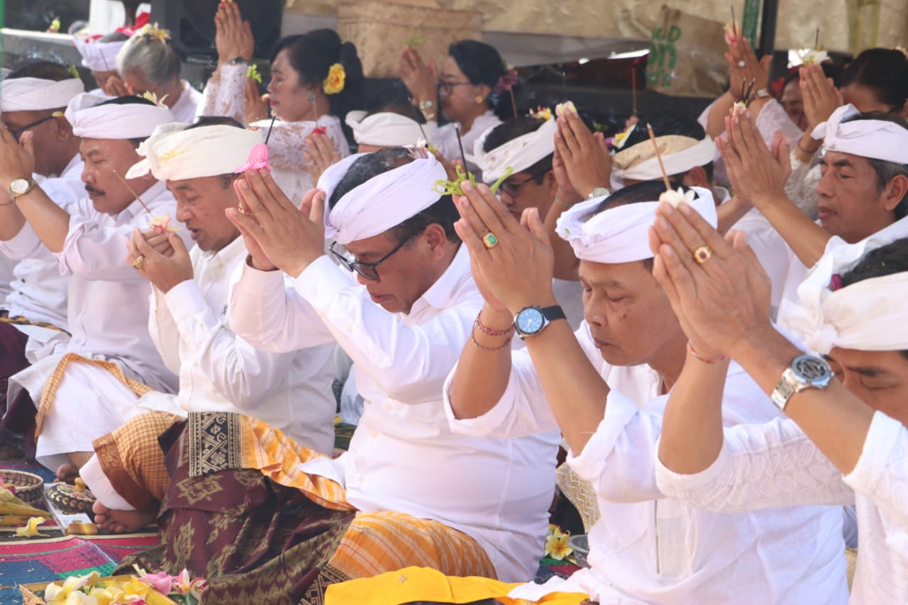 Pemkot Denpasar Ngaturang Pujawali di Pura Merajan Selonding Besakih