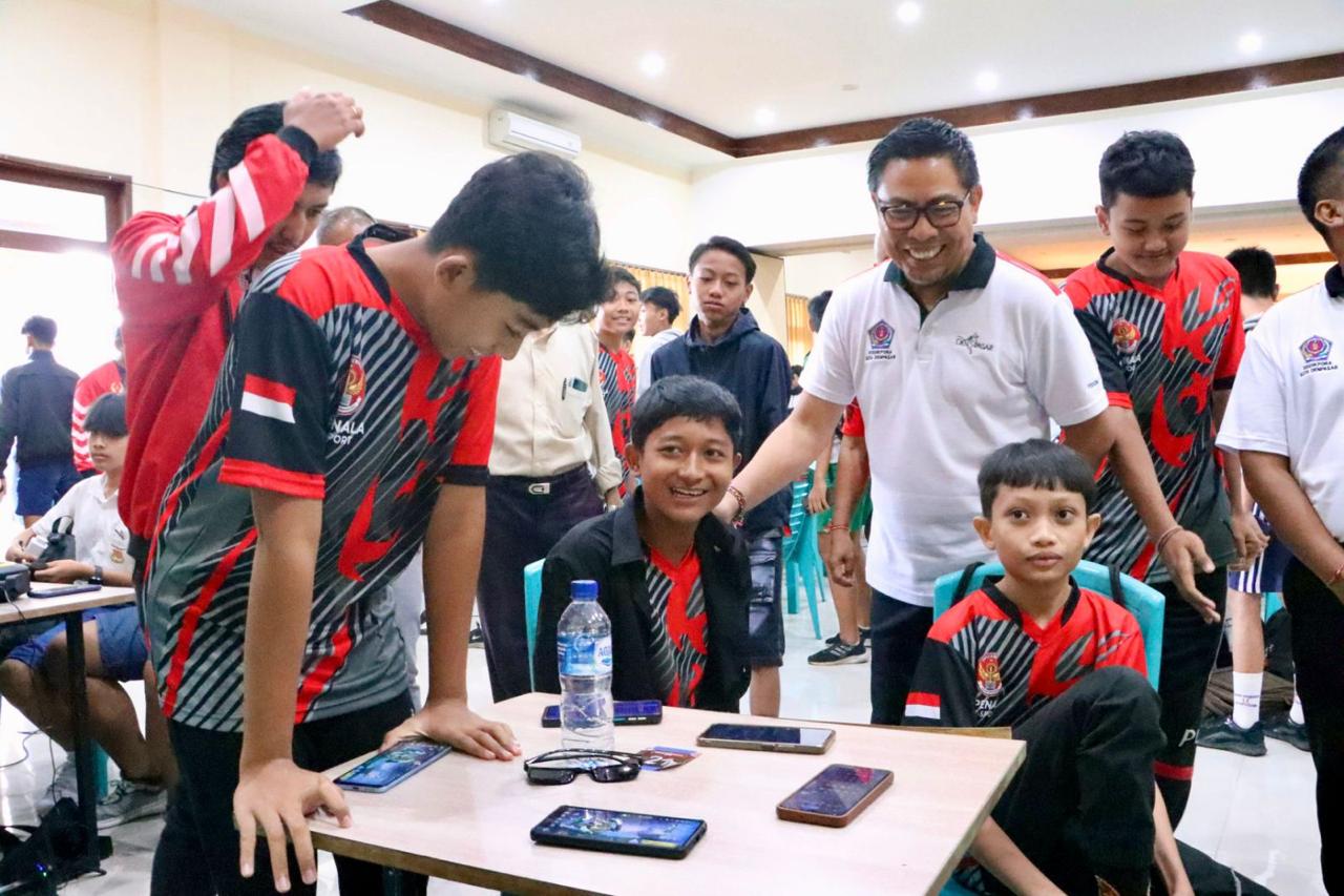 Diikuti 1.730 Atlet Pelajar, Arya Wibawa Tinjau Porsenijar Esport di Denpasar