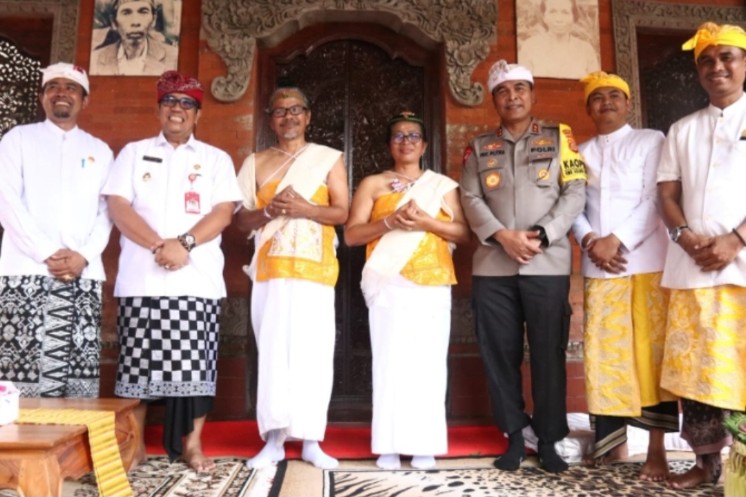 Bupati Tabanan Ngupasaksi Dewa Yadnya Lan Rsi Yadnya di Giria Gede Jumpung Desa Sesandan