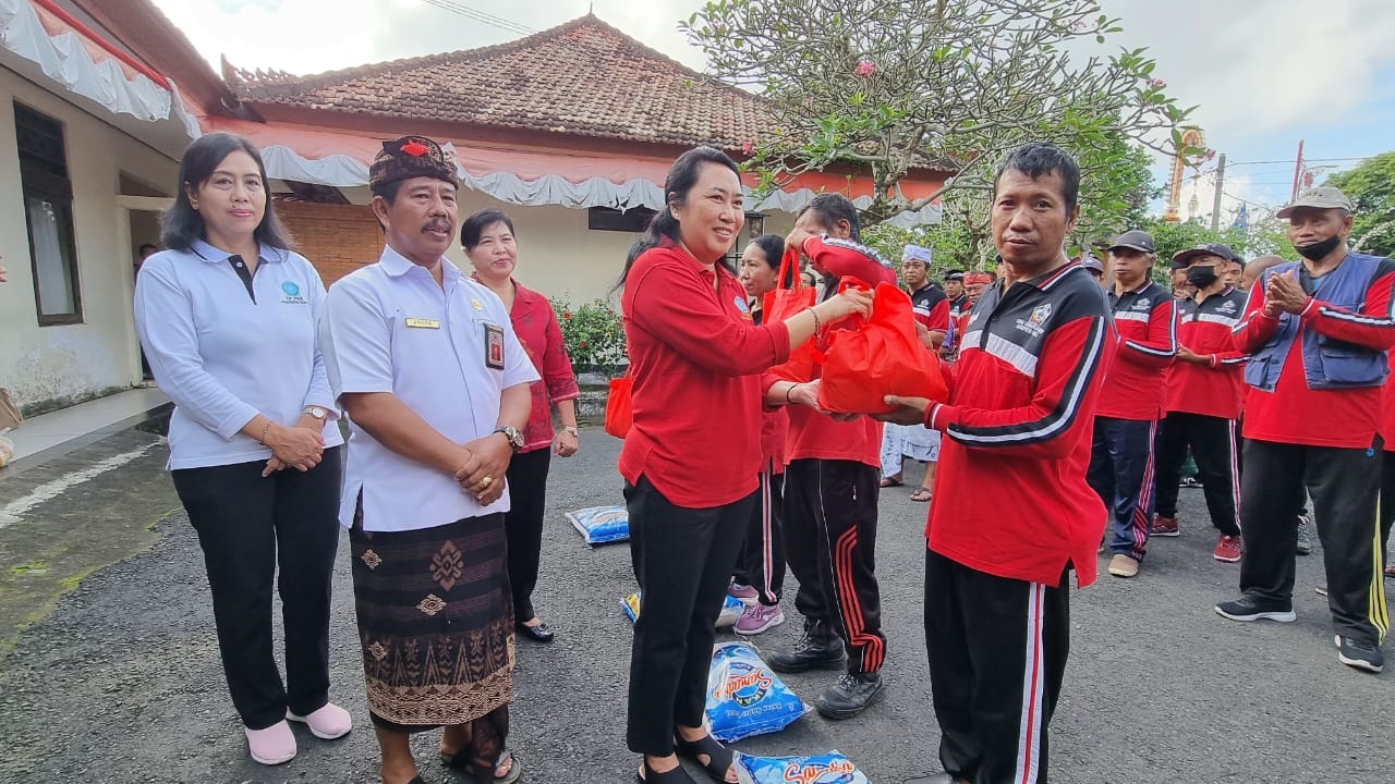 Ny. Sariasih Sedana Arta Serahkan Paket Sembako Kepada Petugas Kebersihan