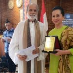 Artis  Ayu Dyah Pasha  Menerima  Anugerah  Karma   Yogi  2024 di  Perayaan Hari Bhakti Bagi Ibu Pertiwi ke-20  