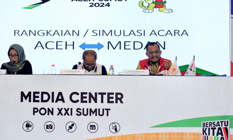 Dua Atlet Legenda  Bawa Api Obor Open Ceremony PON XXI  Sumut