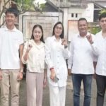 Petahana Mahayastra Nyoblos di TPS 1 Melinggih Bersama Keluarga