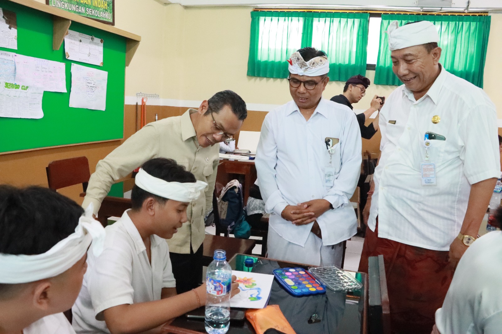 Wamendikdasmen Fajar Riza Ul Haq Kunjungi SMP Dwijendra Denpasar