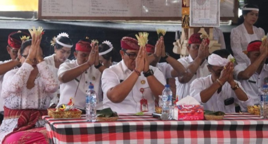 Bupati  Sanjaya  Apresiasi Gotong Royong Krama Desa Adat Batukambing