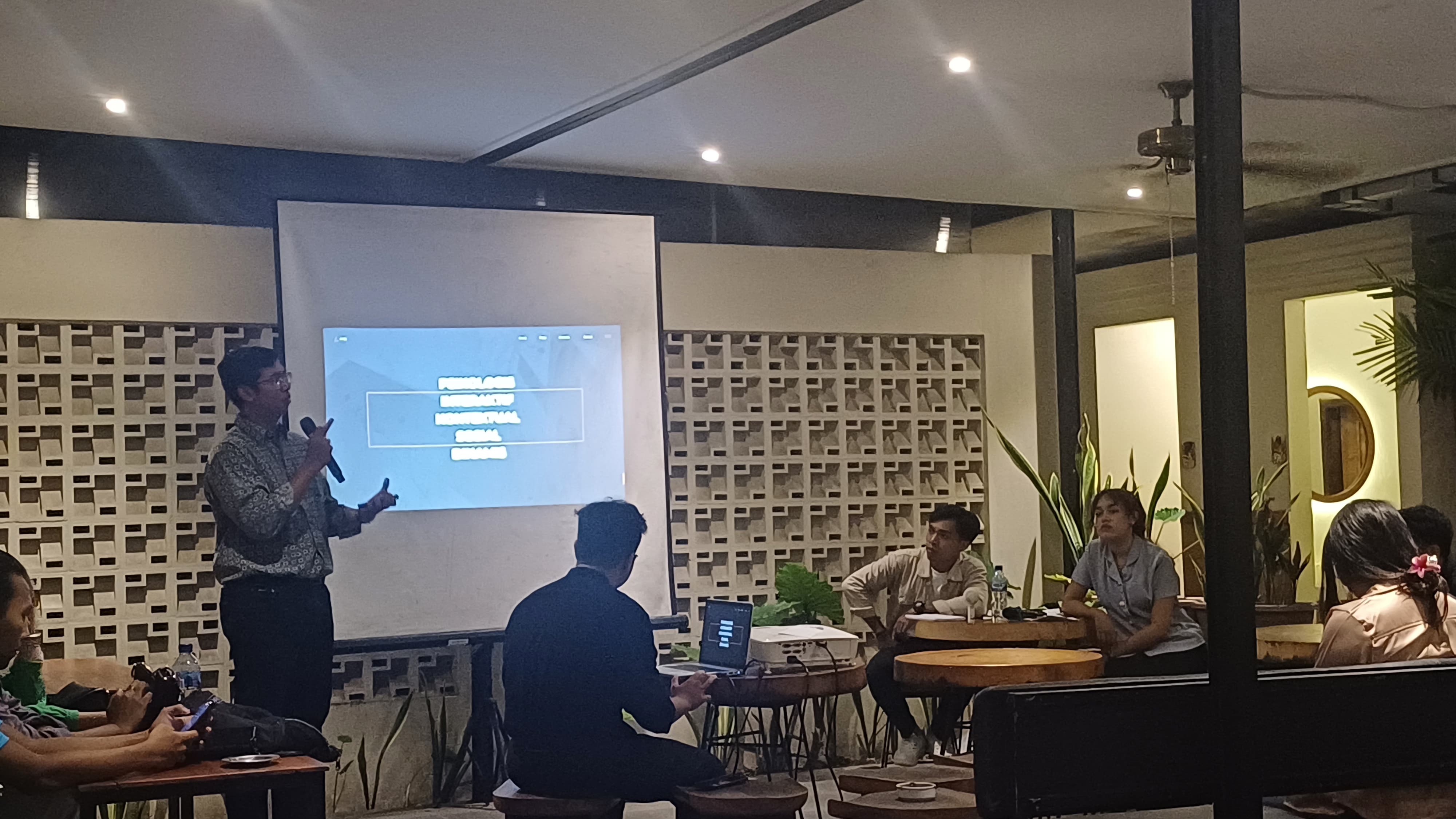 Efatha , Dosen dan pengamat politik Universitas Udayana : Menguatkan Diri, Menguatkan Sesama