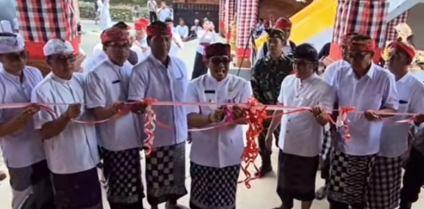 Bupati Sanjaya Hadiri Pemelaspasan Kantor Desa Kesiut 