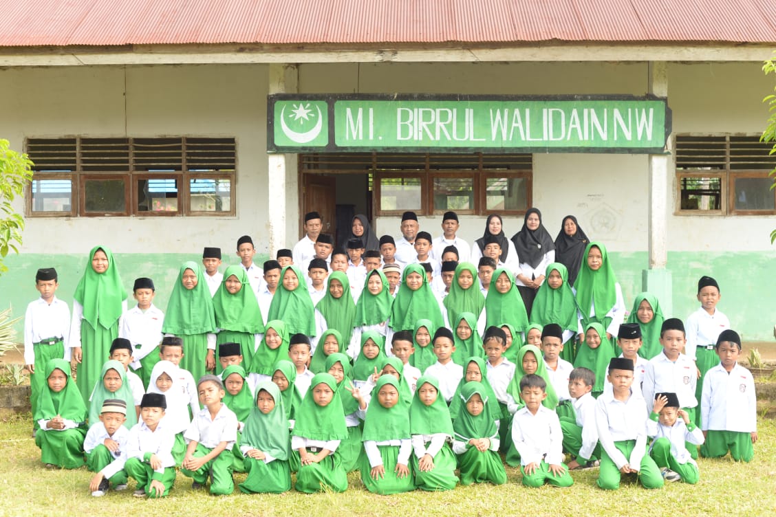 Kisah Guru Ispiratif : Hasbullah 26 Tahun Mengabdi di Desa Anahinunu