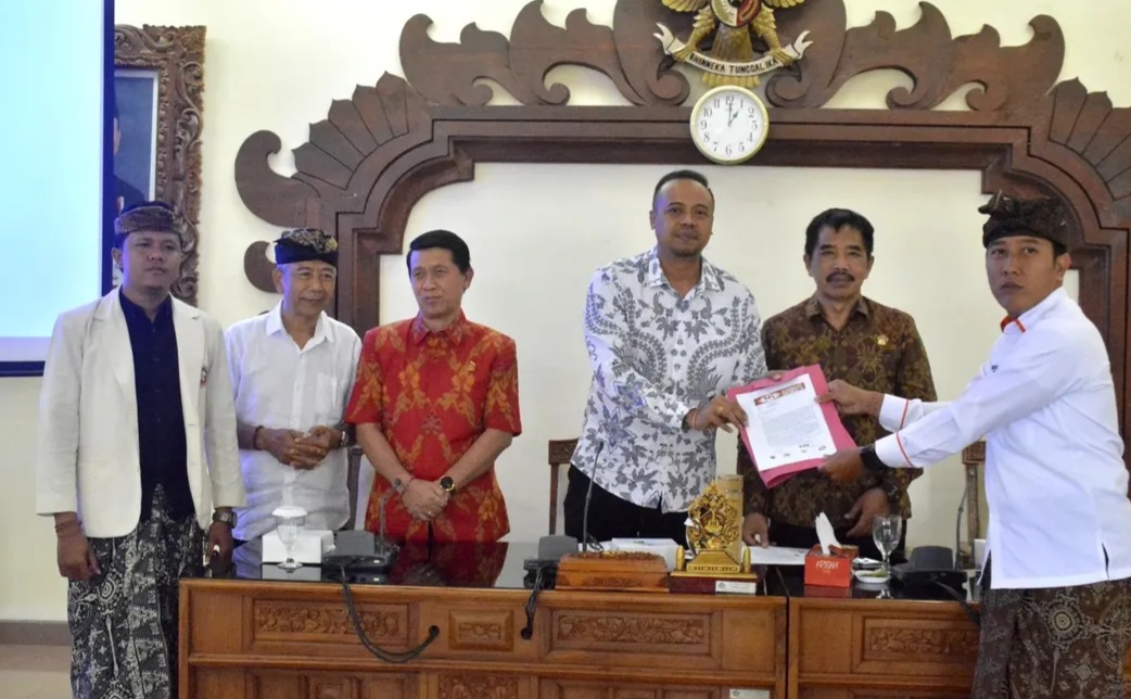 Soroti Polemik MDA, Aliansi Mahasiswa dan Pemuda Hindu Sampaikan 10 Petisi ke DPRD Bali