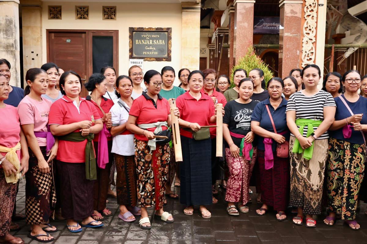 Ny. Antari Jaya Negara dan Ny. Ayu Kristi Arya Wibawa : Implementasi 10 Program Pokok PKK dan 6 SPM Posyandu Berbasis Kearifan Lokal