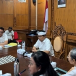 Bupati Adi Arnawa Tegas: Pilah Sampah atau Siap Diawasi!