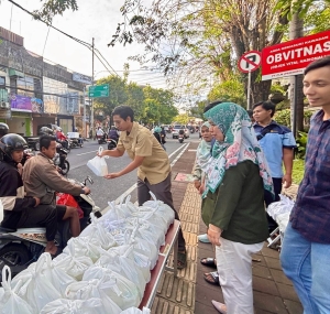 Berkah Bulan Ramadan: Hangatnya Berbagi Takjil Pegawai PLN UP2D Bali untuk Pengendara di Senja Ramadan