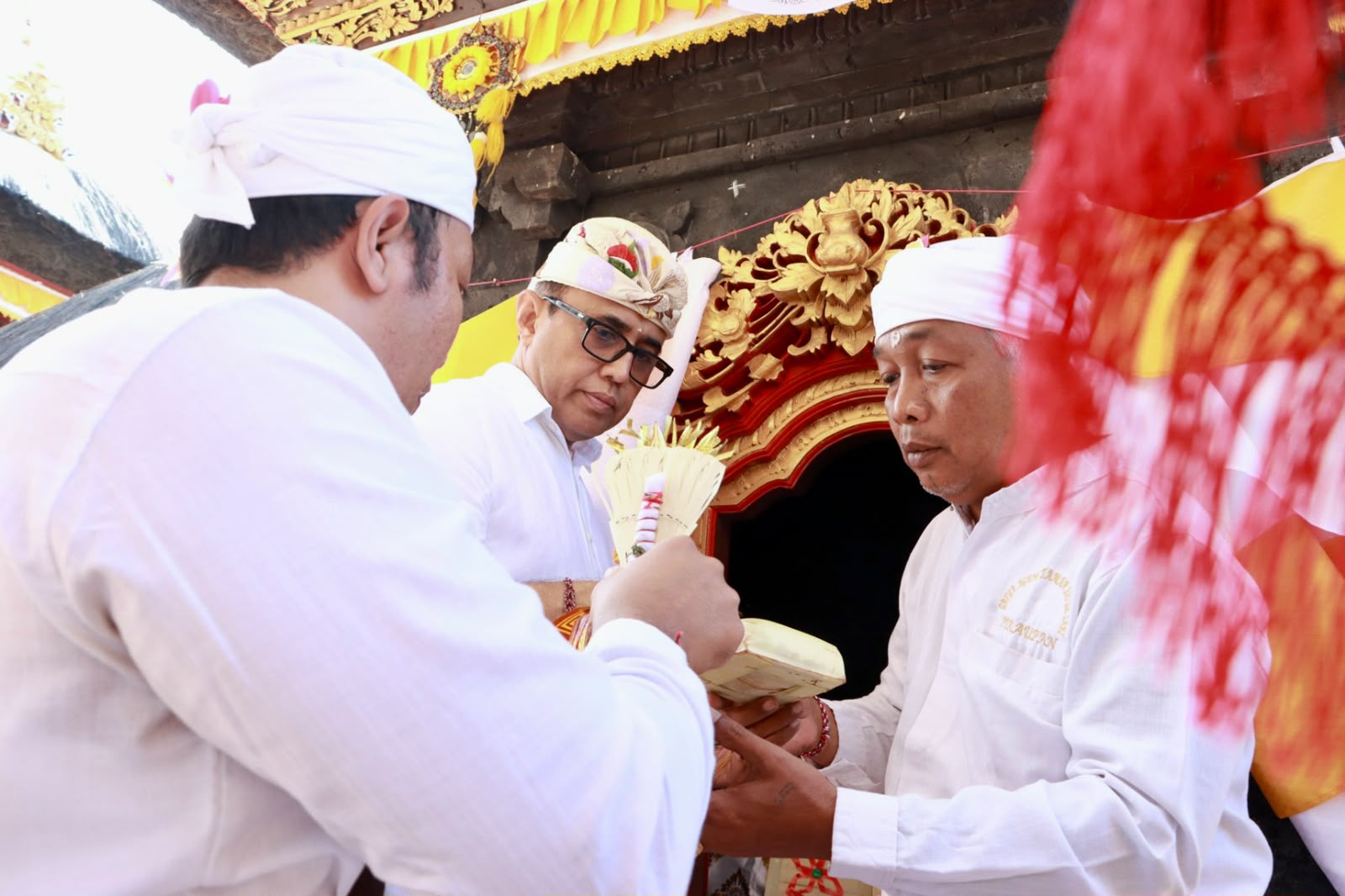 Walikota Jaya Negara Hadiri Karya Ngenteg Linggih Pura Gunung Sari Desa Adat Peraupan