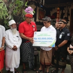 Bentuk Perhatian Kepada Pemuka Agama,Wali Kota Jaya Negara Serahkan Santunan Kematian Rp42 Juta Kepada Ahli Waris Ida Sira Mpu Nabe Dharma.