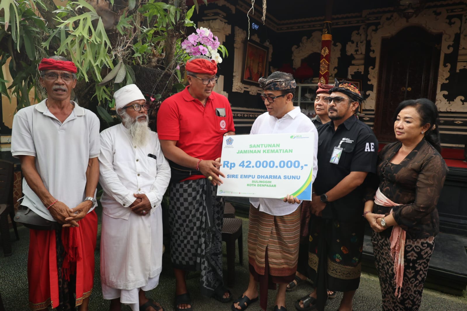 Bentuk Perhatian Kepada Pemuka Agama,Wali Kota Jaya Negara Serahkan Santunan Kematian Rp42 Juta Kepada Ahli Waris Ida Sira Mpu Nabe Dharma.